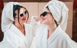 Perfektní dárek pro kámošku či sestru: Tipy, s kterými zabodujete!