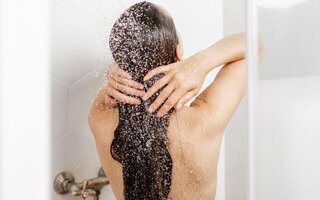 Mytí vlasů bez chyb: Rychlý návod pro správnou péči