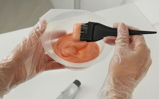 Barvení vlasů z pohodlí domova