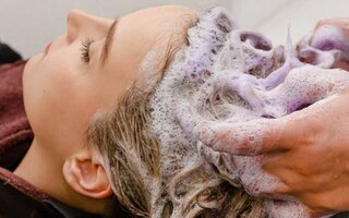 Šampon pro blond vlasy: modrý vs. fialový – jaký je rozdíl?