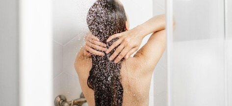 Mytí vlasů bez chyb: Rychlý návod pro správnou péči