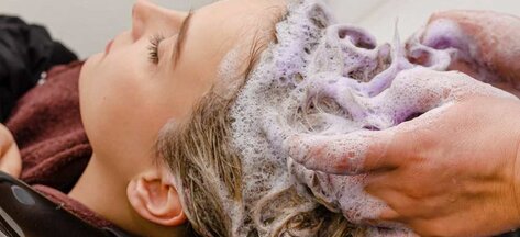 Šampon pro blond vlasy: modrý vs. fialový – jaký je rozdíl?